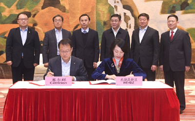 기우성(앞줄 왼쪽) 셀트리온 대표이사 부회장과 천핑(Chen Ping) 동호개발구 당공위 부서기가 20일 중국 우한에서 열린 바이오의약품 생산공장 설립을 위한 업무협약식에서 협약서에 서명을 하고 있다(사진: 셀트리온)