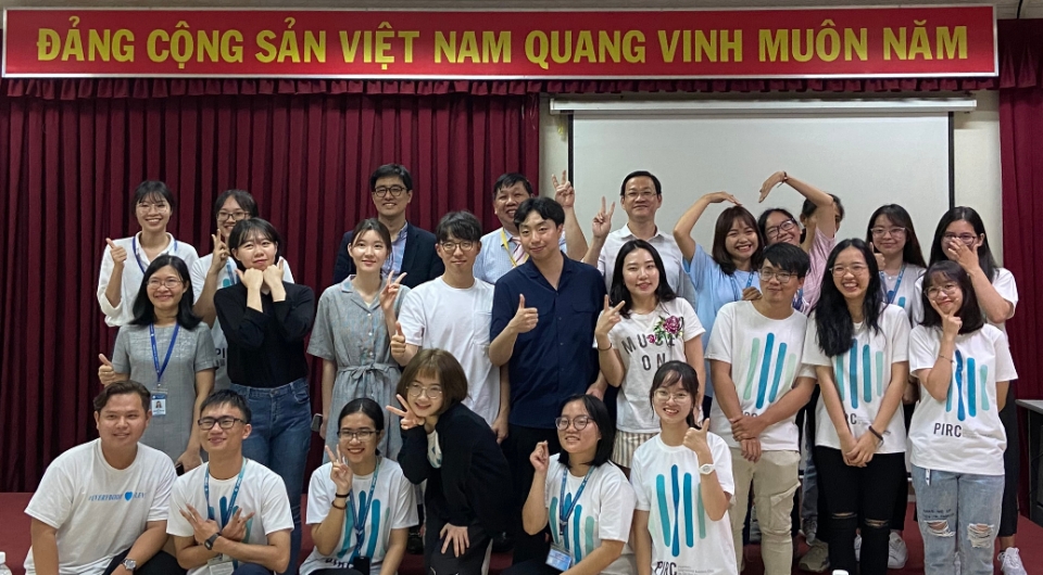 베트남 연수 단체사진 (성균관대 약대 학생들, 호치민 약대 학생들과 교수)