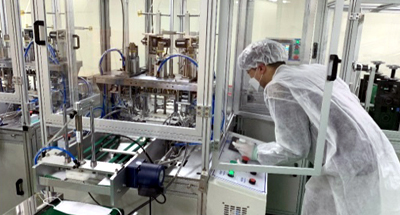국제약품 안산공장 근로자가 마스크 생산에 집중하고 있다(사진: 국제약품)