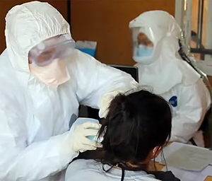 대구 의료봉사를 자처한 의료진들이 의심 증상이 있는 환자를 검사하고 있다(자료: MBC 2월 25일 뉴스데스크 영상 캡처)