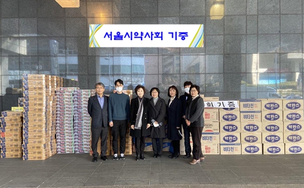 코로나19 관련 서울시에 격려 의미로 물품을 기증한 서울시약사회