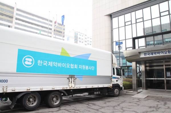 지난달 19일 서울 서초구 방배동 한국제약바이오협회에 구호품 배송차량이 대기하고 있다.