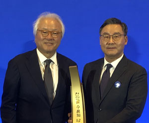 (왼쪽부터) 김한기 대표, 이병기 대표(사진출처=신신제약 보도자료 발췌)