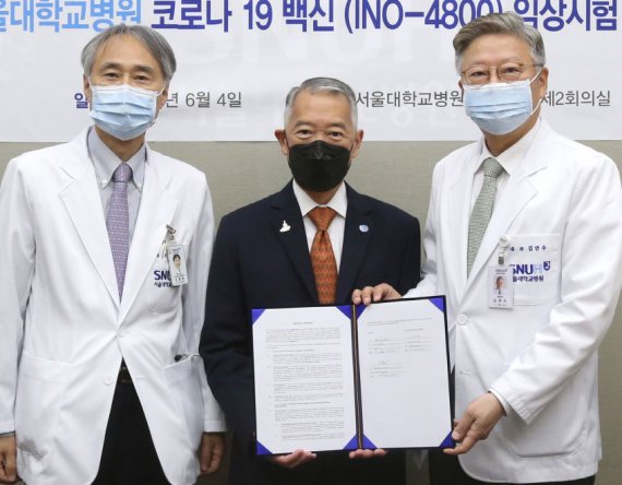 오명돈 서울대병원 감염내과 오명돈 교수와 제롬 김 국제백신연구소 사무총장, 김연수 병원장이 4일 코로나19 백신 임상시험 계약을 체결한 모습. (사진제공=서울대병원)