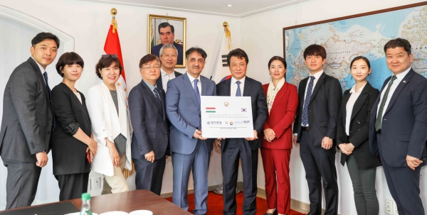 이왕준 이사장(우측)은 유스프 샤리프조다 주한 타지키스탄 대사에게 타지키스탄의 빠른 코로나19 극복을 염원하는 문구와 함께 명지병원과 캔서롭이 공동 개발한 코로나19 진단키트를 기증하고 있다. (사진제공=명지병원)