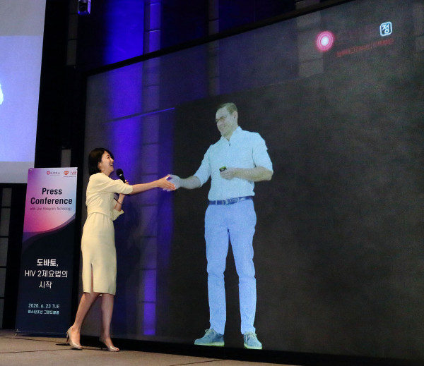 23일, GSK의 차세대 HIV 2제요법 치료제인 도바토의 론칭 기자간담회에서 연자인 비브 헬스케어의 잔 반 바이크와 사회자가 홀로그램 영상을 통해 인사를 하고 있다.