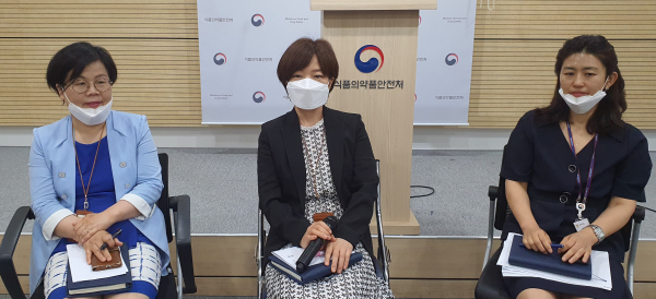 '콜린알포세레이트' 임상 재평가 결정 베경 등에 대해 설명하고 있는 식약처(왼쪽으로부터 순환계약품과 김미정 과장, 의약품안전평가과 이유빈 사무관, 의약품안전평가과 김정연 과장)