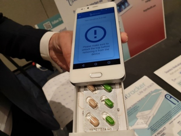 아이폰에 부착해 복약을 확인하는 PillTracker 사의 디지털앱(2018.Dpharm) (필자 제공)