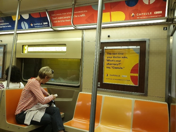 뉴욕 지하철 전동차내 게시된 디지털 복약 지원 앱 캡슐(Capsule) 광고