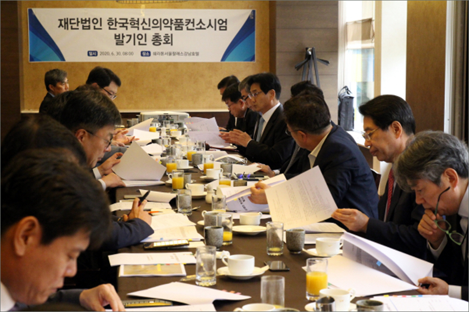 지난 6월30일 열린 한국혁신의약품컨소시엄 발기인 총회 장면. 원희목 제약바이오협회장이 컨소시엄 설립취지를 설명하고 있다.