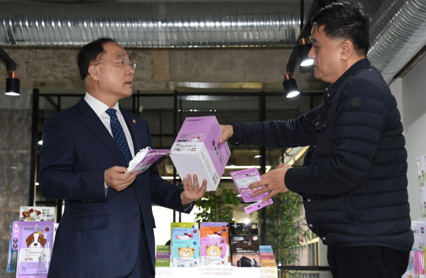 홍남기 부총리 겸 기획재정부 장관이 지난 2월 3일 오후 마스크 제조업체 웰킵스(대표: 박종한)를 방문, 박종한 대표로부터 제품설명을 듣고 있다.