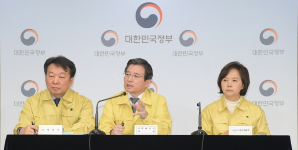 지난 3월 9일 마스크 수급 안정화 관련 긴급 브리핑을 진행했던 기재부-식약처-조달청. (왼쪽부터) 정무경 조달청장, 김용범 기획재정부 1차관, 이의경 식품의약품안전처장 (사진제공=식품의약품안전처)