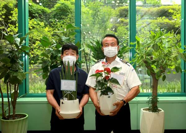 이정희 대표 플라워버킷챌린지-화분을 선물받은 환경미화-경비업체 직원