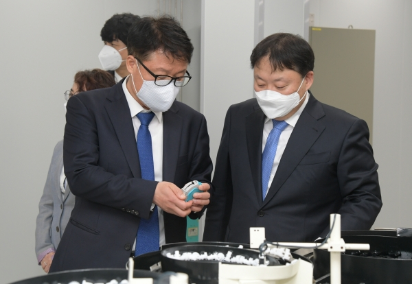 양진영 식품의약품안전처 차장(왼쪽)과 강원호 한국유나이티드제약 대표. 양 차장은 지난 5월 국가필수의약품을 위탁 제조하는 유나이티드제약 세종공장을 찾았다.