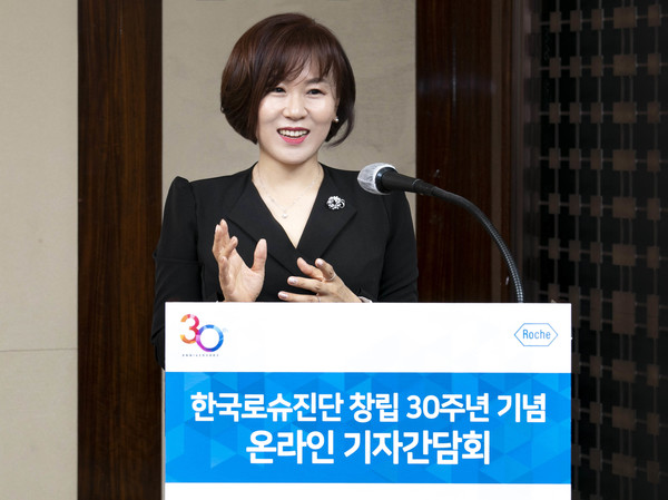 김형주 한국로슈진단 진단검사사업부 마케팅 본부장이 한국로슈진단 창립 30주년 기념 온라인 기자간담회에서 로슈진단과 헬스케어의 미래에 대한 발표를 진행하고 있다.