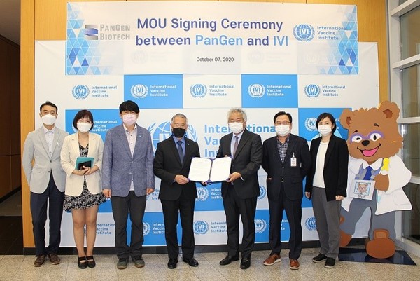 팬젠 윤재승 대표(오른쪽 세 번째)와 국제백신연구소 제롬 김 사무총장(오른쪽 네 번째)이 양해각서를 들고 있다.