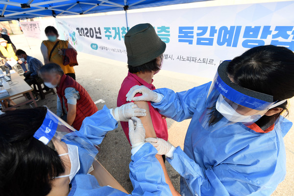 사노피 파스퇴르가 주거 취약계층의 건강한 겨울나기를 위해 서울시, 서울의료원 등 총 15개 기관과 협력해 11월 말까지 노숙인 및 쪽방 주민을 대상으로 무료 독감예방접종을 진행한다.