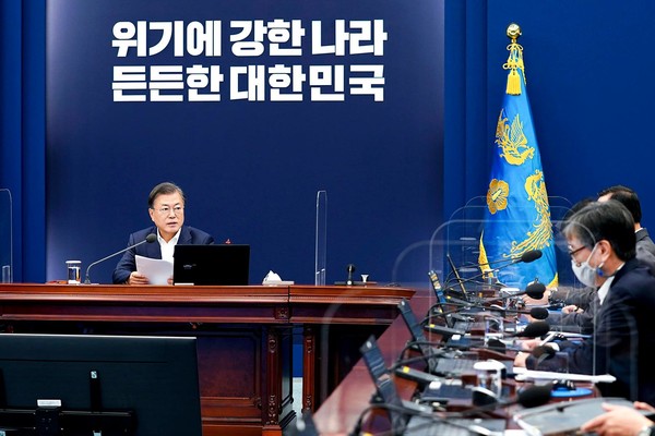 문재인 대통령은 26일 오후 청와대에서 수석보좌관회의를 주재, 독감 백신 이슈에 대해 언급했다. (사진제공=청와대)