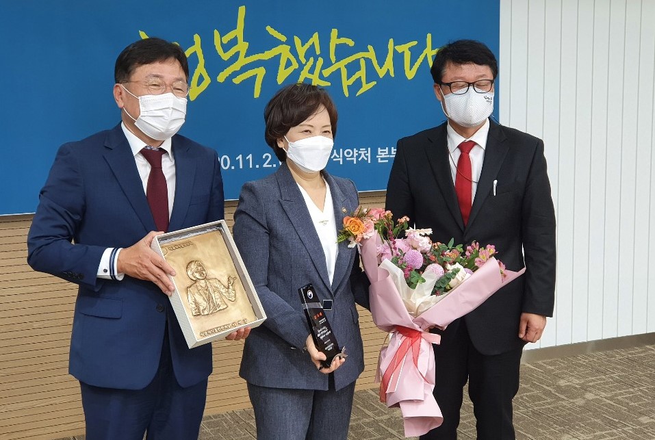 이의경 식약처장의 이임식이 2일 오전 식약처에서 열렸다.(사진 왼쪽이 이동희 식품의약품안전평가원장, 가운데는 이의경 전식약처장, 오른쪽은 양진영 식품의약품안전처 처장)