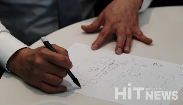 생산기반 R&D 모델을 설명하기 위해 직접 그림을 그려가며 설명하는 유용환 대표. (사진=히트뉴스 포토그래퍼 마빈)