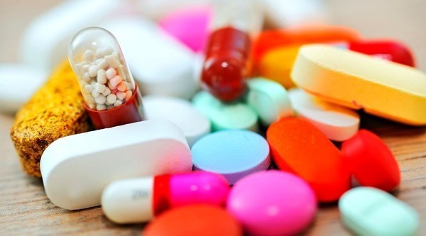자료제출의약품에  공동임상 허용이 제네릭 의약품 난립의 한 요소로 지적되면서 이를 규제해야 한다는 주장이 제기되고 있다.