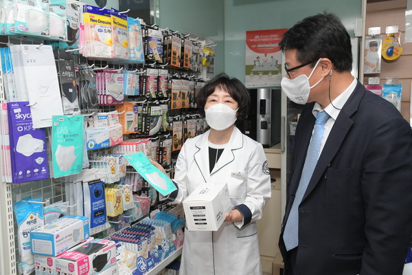 양진영 식품의약품안전처 차장이 지난 추석 연휴 휴일지킴이약국을 찾아 마스크 판매 현황 등을 묻고, 이야기를 나누고 있다. (사진제공=식품의약품안전처)
