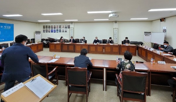 대한약사회 한약현안 TFT 첫 회의가 6일 14시에 개회, 4시간 여 동안 진행됐다. 참석자에 따르면 이날 회의는 기존 현안 확인과 개별 의견 개진에 집중된 채 마무리됐다