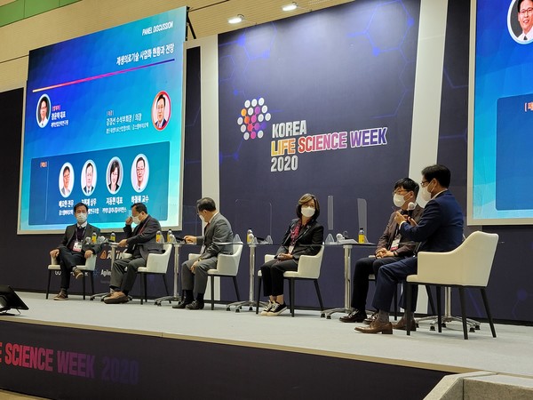 '재생의료기술 사업화 현황과 전망' 패널토론(왼쪽부터 삼성서울병원 하철원 교수, 한국신약개발연구조합 조헌제 상무, 첨단재생의료산업협의회 강경선 수석부회장, 커넥트클리니컬사이언스 지동현 대표, 강스템바이오텍 배요한 전무, 제약산업전략연구원 정윤택 원장) 