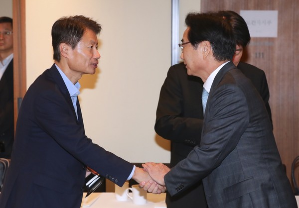 김강립 처장은 보건복지부 차관 부임 당시인 지난해 9월 '바이오헬스산업 혁신전략 추진위원회'에 참석하며 원희목 한국제약바이오회장과 조우한 경험이 있다. (사진제공=보건복지부)