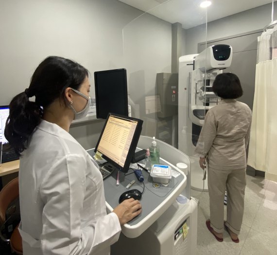 JW메디칼이 임직원·가족들 대상 유방암 검진 비용을 지원해주는 캠페인을 진행했다. (사진제공=JW메디칼)