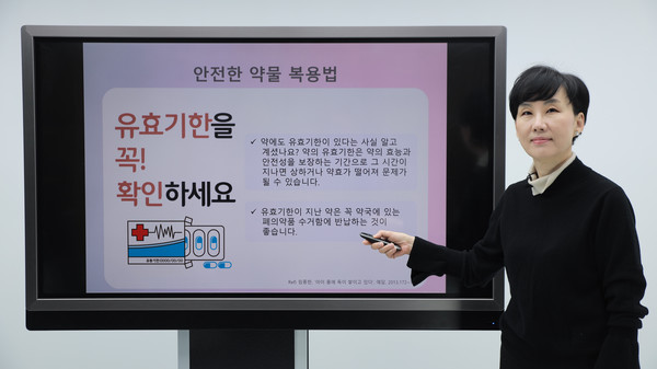 정강희 약사가 삼진제약 '알약 캠페인' 강의를 맡아 진행하고 있다. (사진제공=삼진제약)