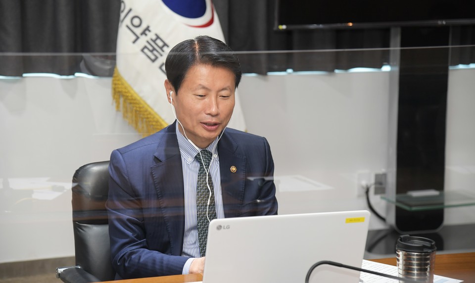 김강립 식약처장은 24일 전문지 출입기자들과 화상인터부를 갖고, 코로나19 백신 치료제 개발 등의 현안에 대해  설명했다.