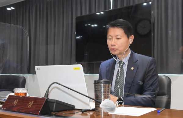 김강립 처장은 해외에서 개발중인 코로나19 백신에 대해서는 안전성· 유효성과 함께 가격·유통 상활 등을 종합 검토해 신증히 도입 결정하겠다고 밝햤다.