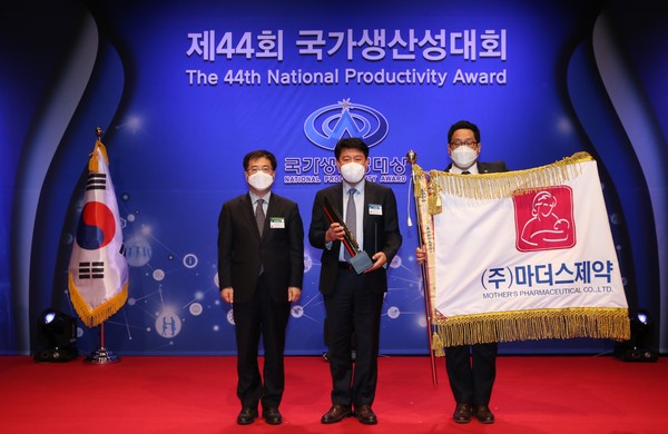 건일제약은 국가생산성 대상 대통령 표창을 수상했다.