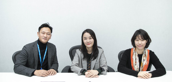 히트뉴스는 로슈의 ABW에 대해 기획부터 실행까지 담당한 BuildUS팀의 김진희 리드(가운데)와 오창석 파트너(왼쪽), 김희정 파트너를 만나 ABW를 완성하기까지의 과정과 한국로슈가 추진하고 있는 변화에 대해 자세한 이야기를 들어봤다. 인터뷰는 방역수칙을 준수해 마스크를 낀 채로 진행했다. 