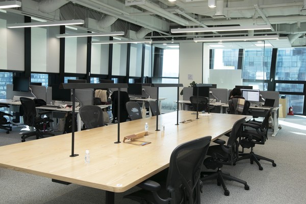 직원들의 업무 스타일에 맞게 공동책상, 칸막이 책상 등 다양한 업무 공간이 마련돼 있다. 