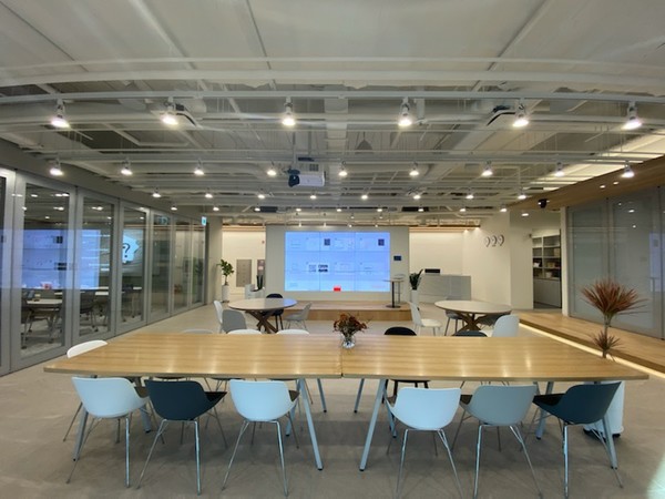 세 리더가 한 목소리로 자랑한 타운홀 공간. 역에 유리창을 쉽게 열고닫을 수 있어, 회의 공간을 제외한 전체 공간을 대규모 미팅 장소로 활용할 수 있다. 