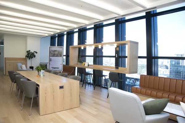 창문을 통해 전망을 즐길 수 있는 공간은 대부분 직원들 공용 공간으로 누구나 즐길 수 있도록  설계됐다. 