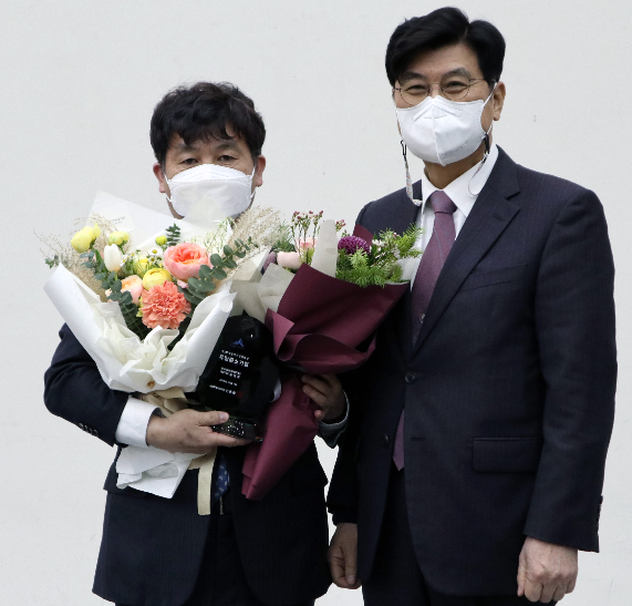 제3회 세종시 기업인의 날 행사장에서 (왼쪽부터) 송원호 한국바이오켐제약 대표와 이춘희 세종특별자치시장