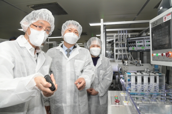 김강립 식품의약품안전처장이 9일 오후 코로나19 진단시약 제조 업체 오상헬스케어를 방문해 진단키트 제조 과정을 보고 있다. (사진제공=식품의약품안전처)