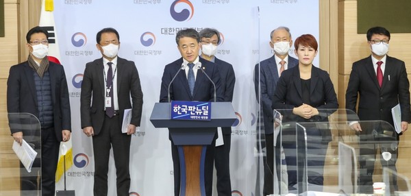 박능후 보건복지부 장관과 정부 관계부처장 등은 지난 8일 코로나19 백신 도입계획을 발표했다.