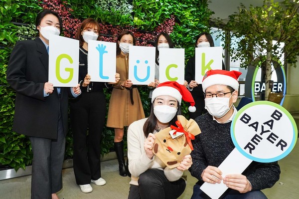 바이엘 코리아 직원들이 CSE 브랜드 '글뤽(Glück)' 론칭을 기념하고 있다.