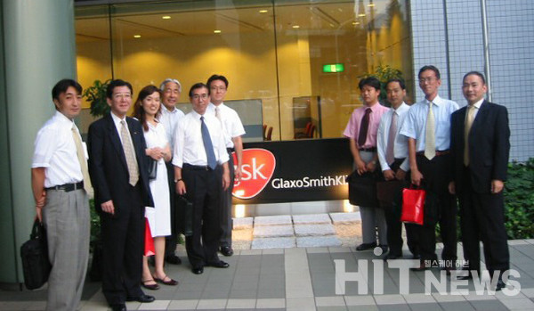 일본GSK 마케팅부서 직원들과 함께. 오른편 두번째 빨간가방(카나야마상)이 마케팅 부서장, 왼쪽 2, 3번째가 각각 키타와키 부장과 전지현 박사.