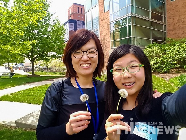 미국에는 매년 Take Our Kids to Work Day라는 날이 있다. 2017년 NIH cammpus를 찾은 딸(김지수, 캐서린)과 함께 한 컷. **전지현 박사 제공