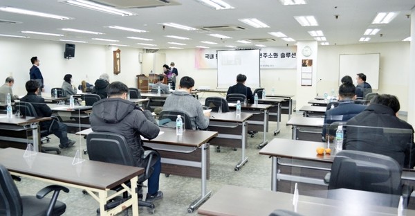 한국의약품유통협회(회장 조선혜)와 성균관대학교 LINC+ 사업단은 21일 협회 대회의실에 '국내 의약품 콜드체인(Cold Chain)의 현 주소와 솔루션'을 주제로 2020 의약품도매유통발전포럼을 열었다. 코로나19 상황으로 온·오프라인 동시에 진행됐다. (사진제공=한국의약품유통협회)