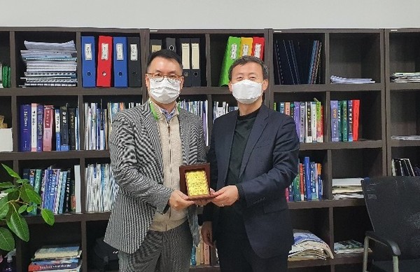 (왼쪽부터) 신약조합 자문교수로 위촉된 정광원 가천약대 교수, 여재천 신약조합 사무국장 (사진제공=신약조합)