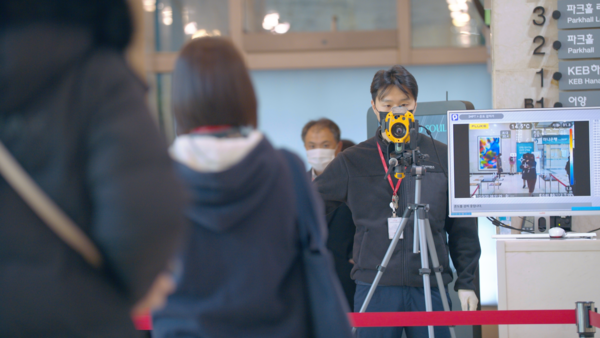 서울 송파구 한미약품 본사 출근시간에 열감지 화상카메라를 통과중인 임직원들. (사진제공=한미약품) 전 직원 재택근무 시행 전 촬영했다.