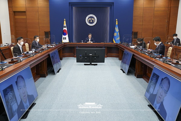 청와대는 지난 29일 문재인 대통령이 모더나사와 코로나19 백신 2000만 명분(4000만 도즈)이 국내 공급을 합의했다고 발표했다. (사진제공=청와대)