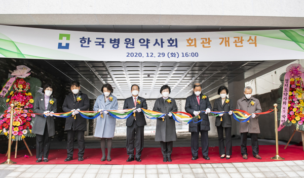 (왼쪽에서) 첫번째 김영주 상근부회장, 세번째 이영희 한국병원약사회장, 네번째 김대업 대한약사회장, 다섯번째 이은숙 25대 회장, 여섯번째 조남춘 명예회장, 일곱번째 한옥연 병원약학교육연구원장 (사진제공=한국병원약사회)