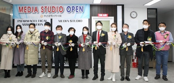 부산시약사회(회장 변정석)가 최근 미디어콘텐츠위원회 조직을 만들고, 미디어 스튜디오도 개관했다. 
